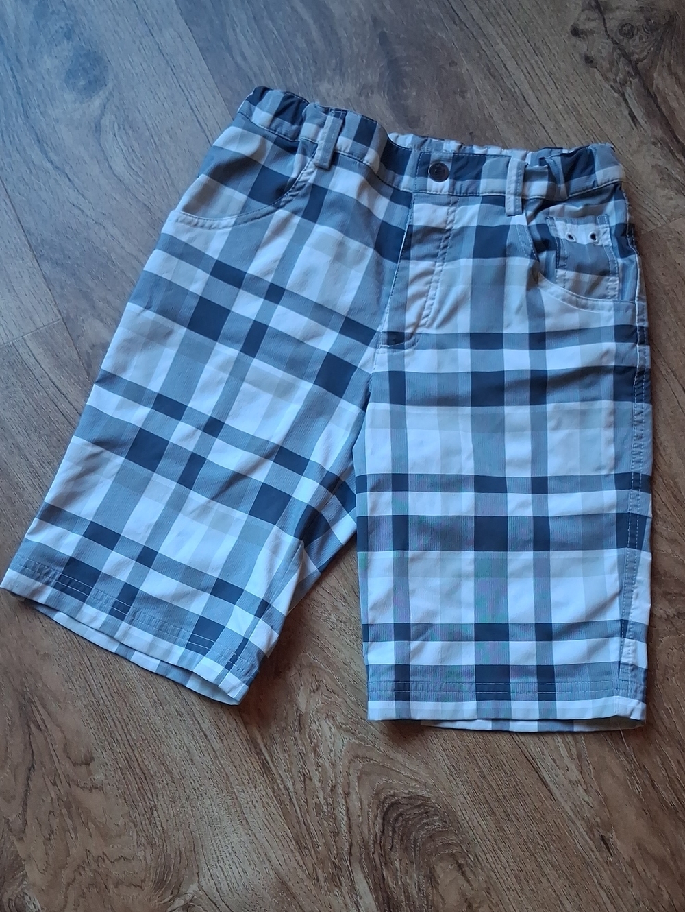 Nike Men's Gray & White Plaid Flat Front Shorts